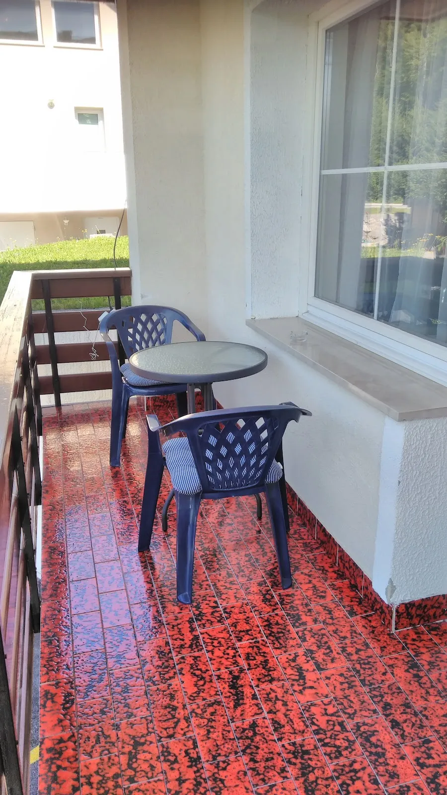 Balkon z mizo in dvema stoloma