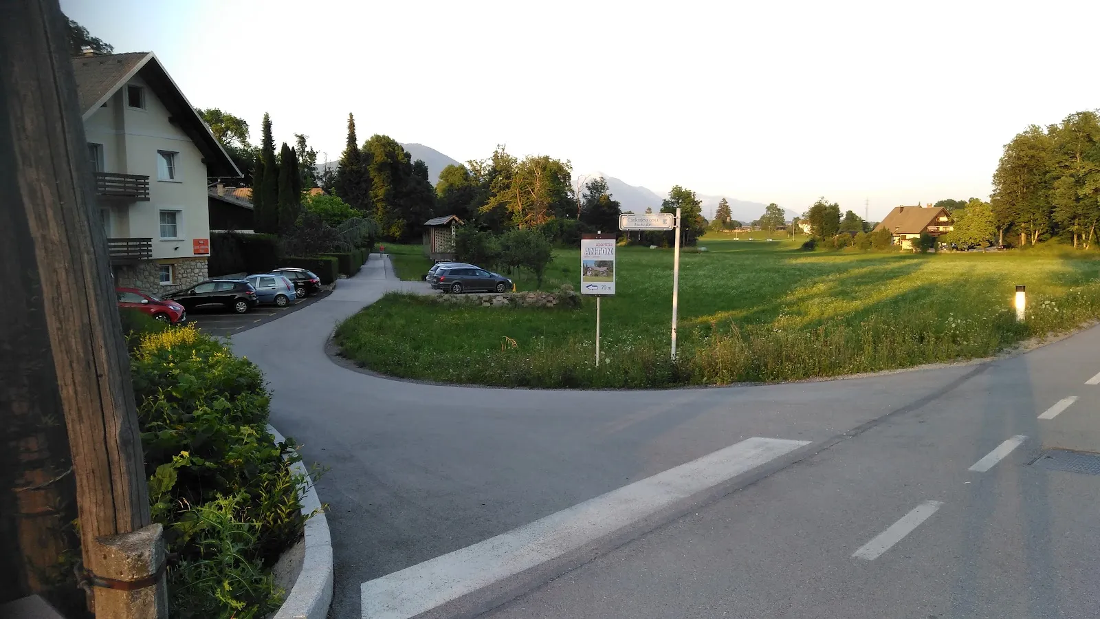 Dovoz do hiše s parkiriščem, travnik in drevesa