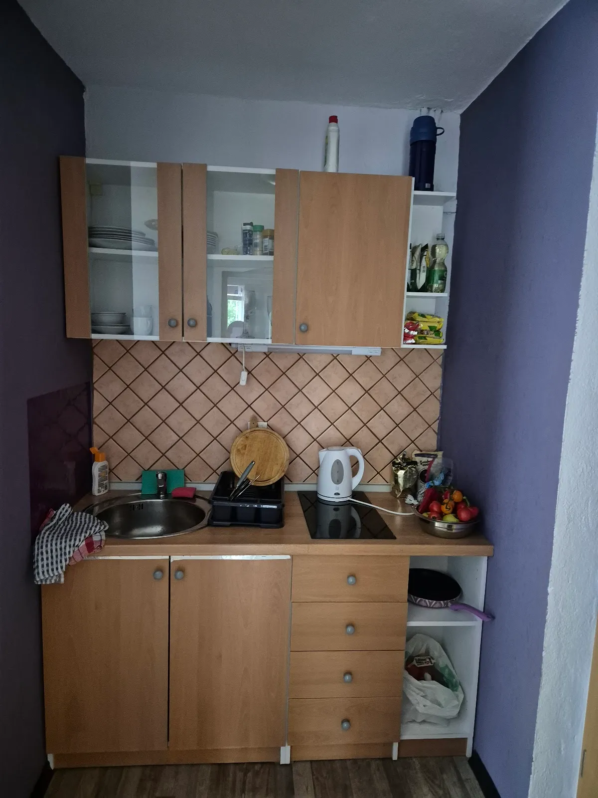 Kuhinjski kotiček s pomivalnim koritom, kuhalno ploščo in kuhalnikom vode